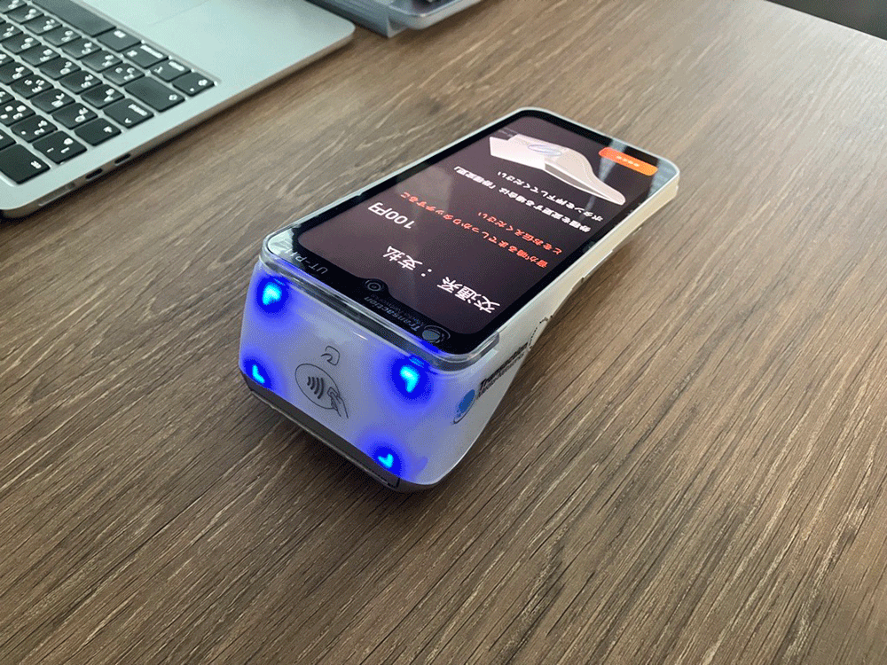 青いランプが点滅し常にかざせばすぐに決済ができる状態になっている　イメージ